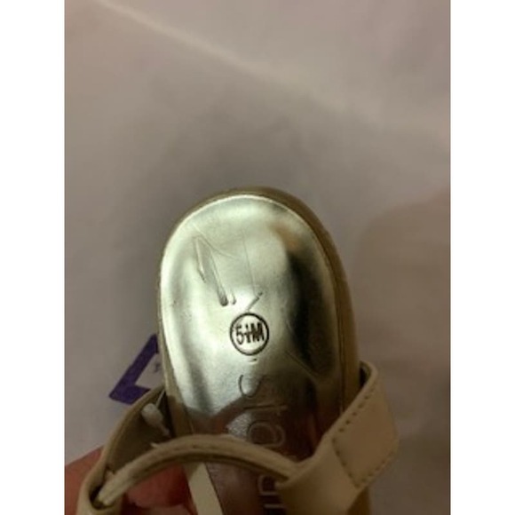 Statutes Strappy Cream 2 inch Heel Women's Size 5 1/2  New Tag - Picture 7 of 8